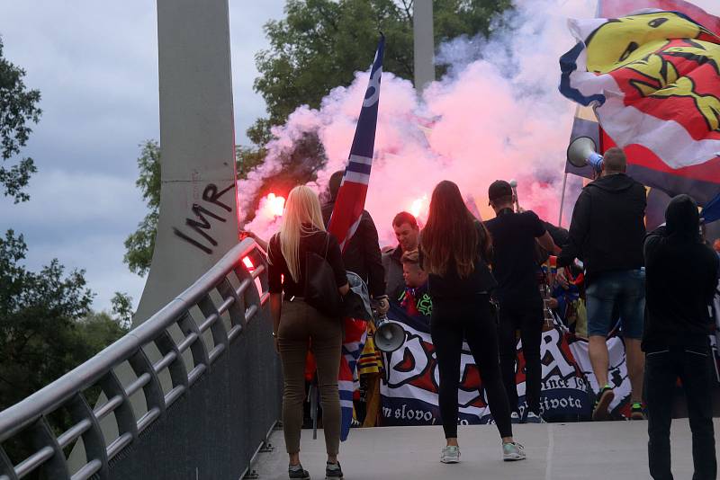 Fanouškové Motoru na tradičním pochodu k českobudějovickému zimnímu stadionu