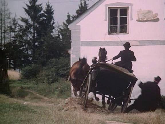 Na návsi v Holašovicích se točila scéna se splašenými koňmi.