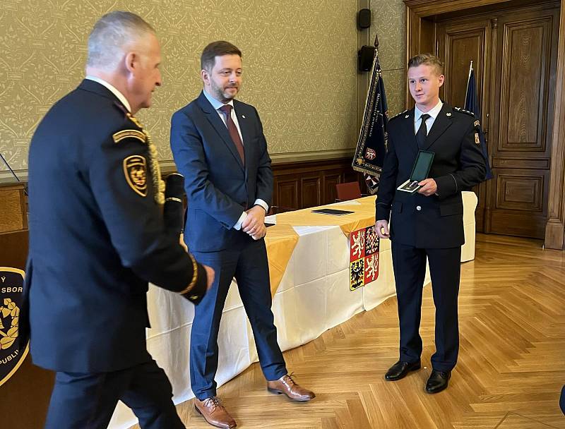 Generální ředitel HZS ČR generálporučík Vladimír Vlček ocenil i jihočeské hasiče. Patří mezi ně i Robert Daniel.