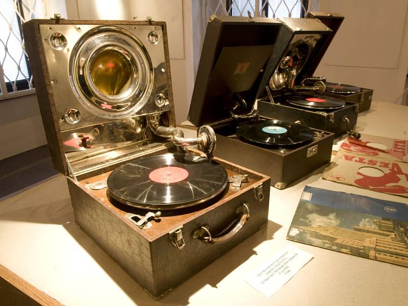 Starý svět gramofonů si mohou lidé do 30. září prohlédnout ve Weisově domě ve Veselí nad Lužnicí.