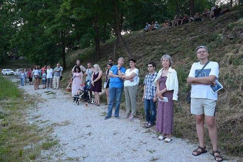 Hudební umělci Smyčcového orchestru Český Krumlov zahráli v Týne nad Vltavou světové skladby.