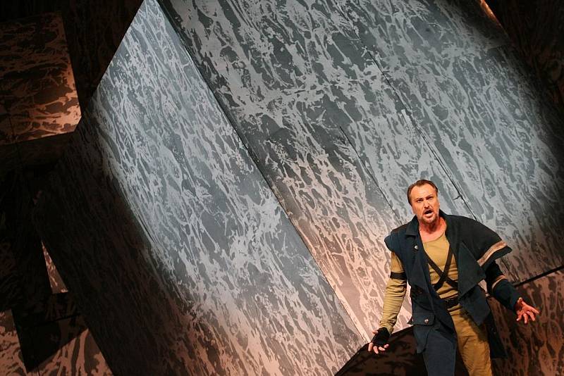 Generální zkouška opery Giuseppe Verdiho Otello - hudebního dramatu velké lásky a nenávistné vášně na Shakespearův námět v českobudějovickém domu kultury Metropol 4.listopadu.  Jago, praporečník / Alexandr Beň  