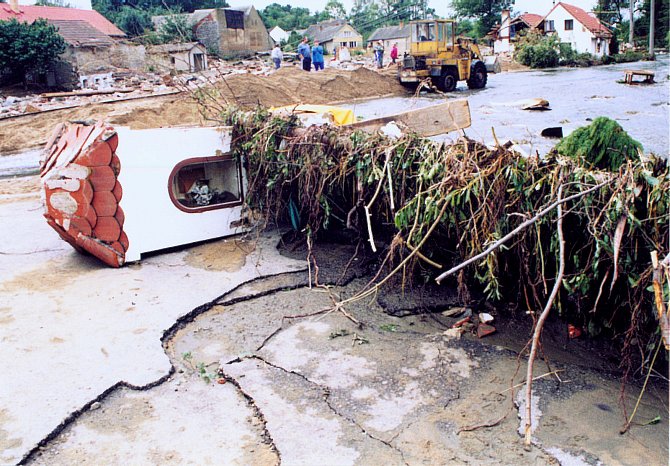 SRPEN 2002. Kaplická ulice v Metlách po opadu vody. Občané včas obec opustili.
