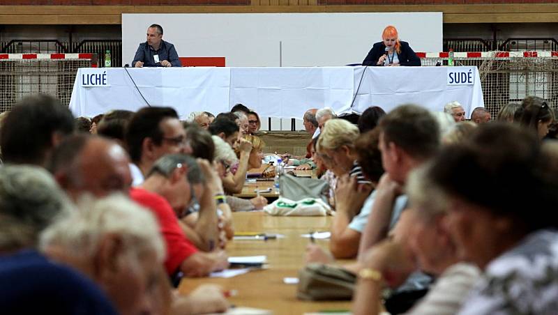První společné zasedání okrskových volebních komisí pro volby do zastupitelstev krajů se uskutečnilo ve čtvrtek v českobudějovické Sportovní hale. 