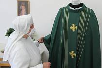 Šití mešních oděvů a doplňků se v Kongregaci sester Nejsvětější Svátosti s přestávkami věnují již od jejího vzniku v roce 1887.