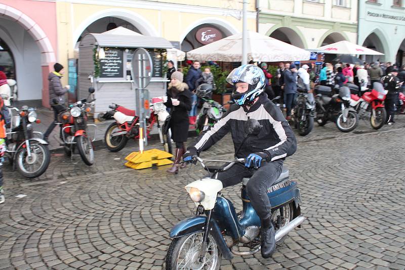 Sraz motorkářů na budějovickém náměstí Přemysla Otakara II. na Štědrý den v poledne.