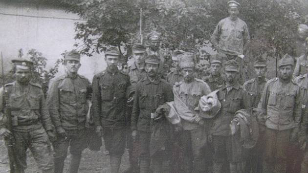 Zajatci v Rusku často odkládali rakousko-uherské uniformy a stávali se legionáři. Tak vznikl například 1. střelecký pluk Mistra Jana Husa.