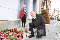 Irmgard a Peter Gstettner z Rakouska zavzpomínali u českobudějovické radnice na zesnulého Karla Gotta.