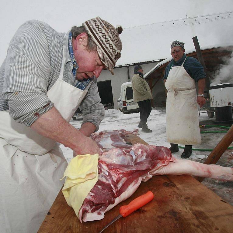 K předvánočnímu času patří zabijačky. Jedna taková se konala v Nových Dvorech u Haklových Dvorů na Českobudějovicku. 