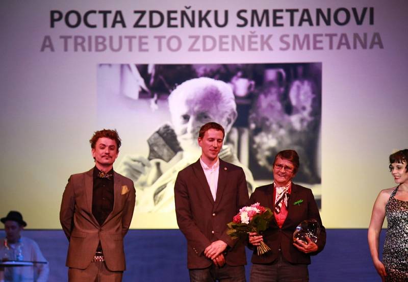 Anifilm 2014, Třeboň. Organizátoři ocenili za celoživotní dílo Zdeňka Smetanu, cenu převzala jeho dcera Věra Benešová.