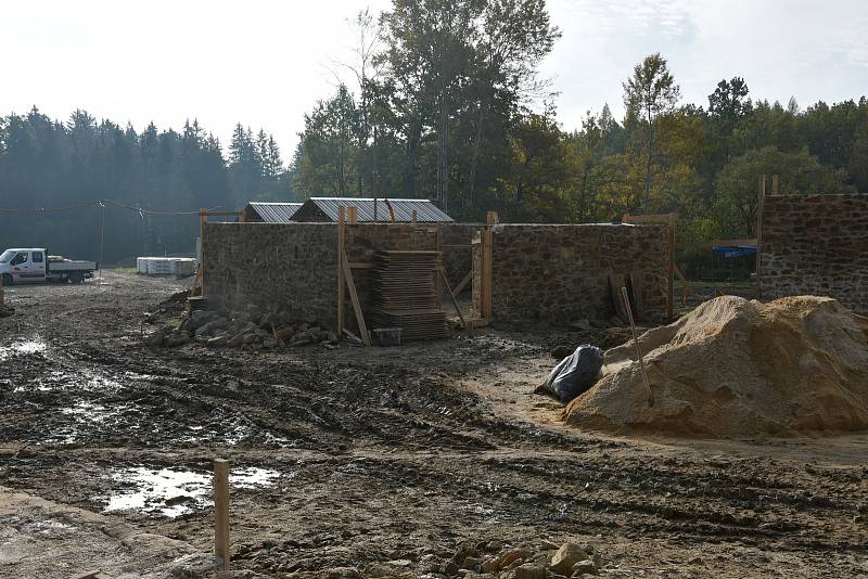 Archeoskanzen Trocnov už roste ze země.