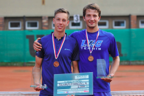 Jakub Marcolla (vlevo) s Janem Šilhavým po zisku bronzové medaile na letním mistrovství republiky v loňském roce v Ostravě