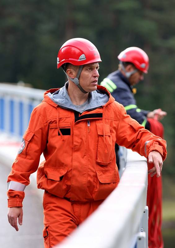 Lezecké cvičení hasičů na Husinecké přehradě