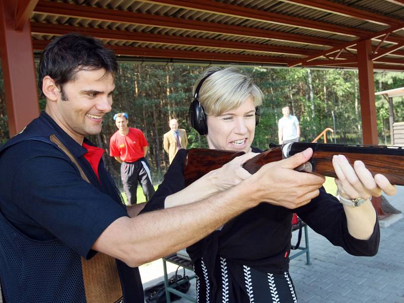 Slavní čeští sportovci David Kostelecký a Kateřina Neumannová se setkali při křtu nového vrhacího zařízení na královéhradecké střelnici v Malšovicích.