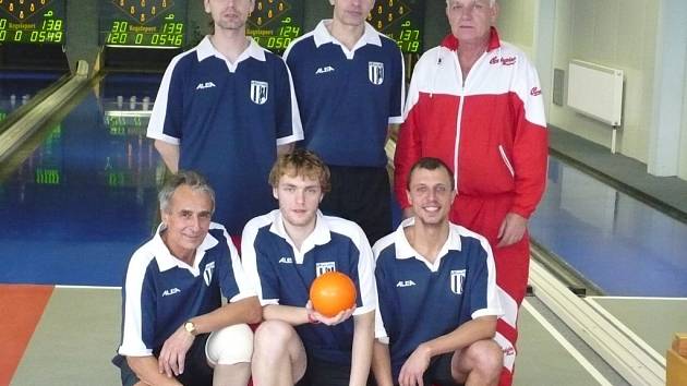 Třetiligoví kuželkáři českobudějovické Lokomotivy. Nahoře zleva Jiří Bláha, Jiří Reban, Miroslav Češka, dole František Krump, Tomáš Zetek, Martin Voltr.