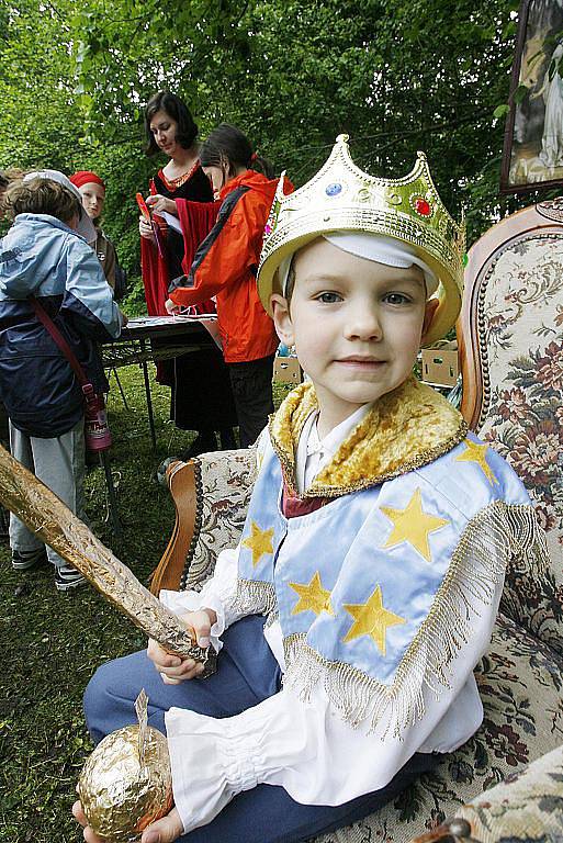 Stovky dětí prošly v sobotu Pohádkovým lesem v Rudolfově