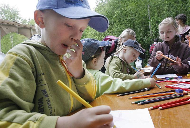 Stovky dětí prošly v sobotu Pohádkovým lesem v Rudolfově