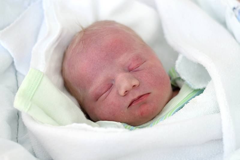 Třetí dubnový den přišel na svět Vojtěch Koněvalík. Maminka Tereza Koněvalíková jej porodila v 6.34 h., vážil 3,15 kg. Poznávat svět bude v Českých Budějovicích. Foto: Ilona Lonsmínová