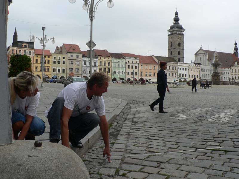 Nadšenci z Vysokého Mýta měří náměstí v Českých Budějovicích.