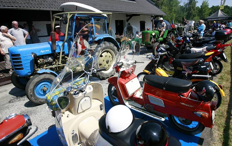 Obec Jílovice a Veteran Garage Roděj Ambrož pořádali 27. července Skútr fest. Setkání skútrů dopravázela výstava a spanilá jízda traktorů. 