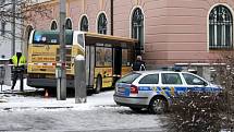 Autobus městské hromadné dopravy narazil 28. března ráno v centru Českých Budějovic do budovy pošty. Nehoda se stala na Senovážném náměstí, vůz porazil semafor, projel parkem a následně narazil do budovy. Řidič autobusu utrpěl nespecifikované zranění.