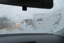 Sněžení může dělat problémy na silnicích, varují meteorologové.