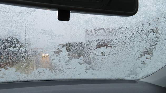 Sněžení může dělat problémy na silnicích, varují meteorologové.