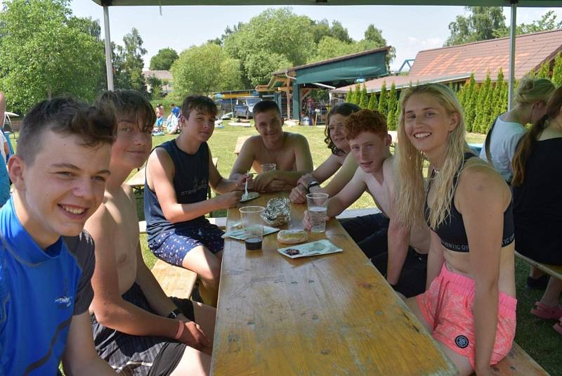 Třetí ročník závodu na paddleboardech na  úseku Vltavy Zlatá Koruna Boršov se konal v sobotu.