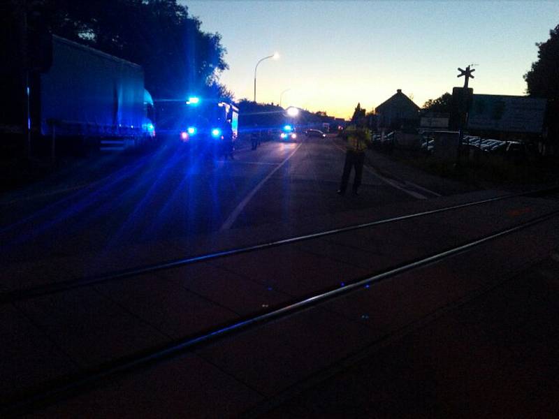 Ve středu večer se v Českých Budějovicích v Novohradské ulici u Mladého střetlo osobní auto s vlakem, Řidič od nehody ujel.