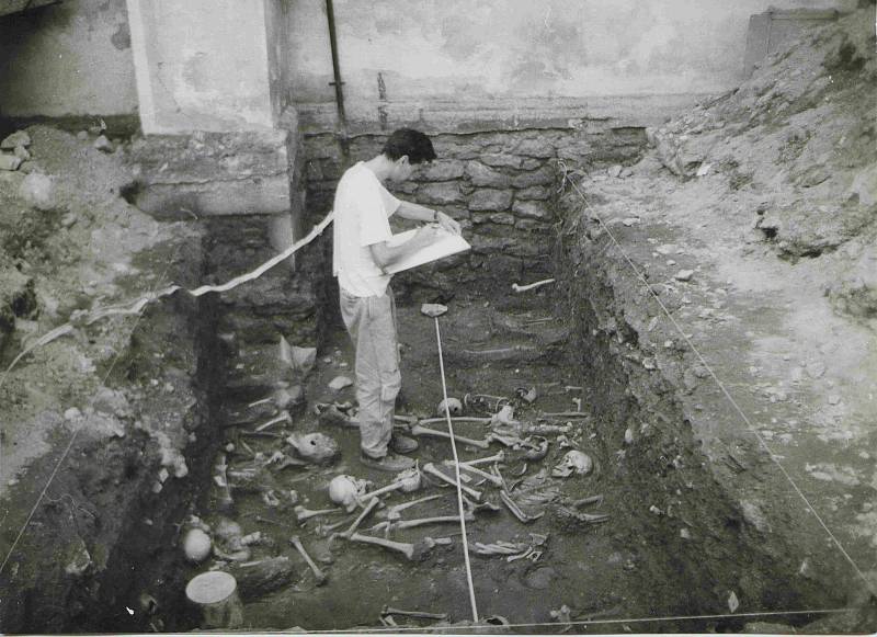 Výzkum bývalého městského hřbitova u kláštera. Foto ze sbírky fotografií a pohlednic Jiřího Dvořáka poskytl Státní okresní archiv České Budějovice