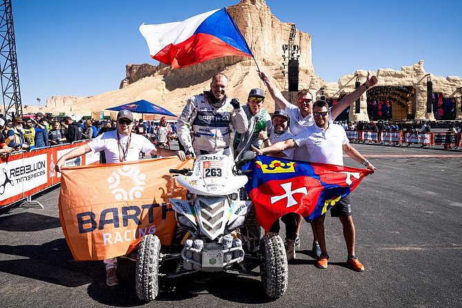 Zdeněk Tůma se svým týmem v cíli Rallye Dakar.