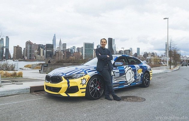 Na snímku je BMW s Jeffem Koonsem před skyline New Yorku.