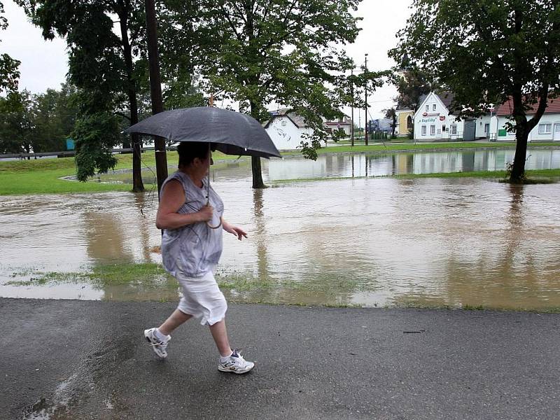 V Češňovicích se 4. srpna rozvodil Břehovský potok a zaplavil několik stavení.