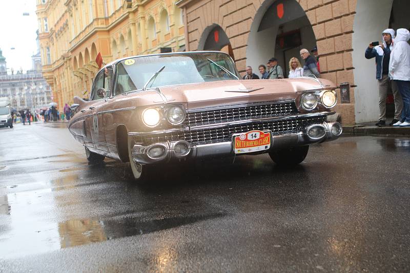 Rallye veteránů South Bohemia Classic. Zahájení na budějovickém náměstí.