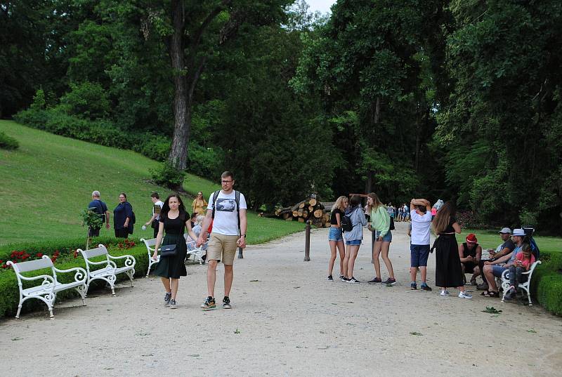 Zámek Hluboká obklopují okrasné zahrady a anglický park, v bývalé zámecké jízdárně je Alšova Jihočeská galerie.