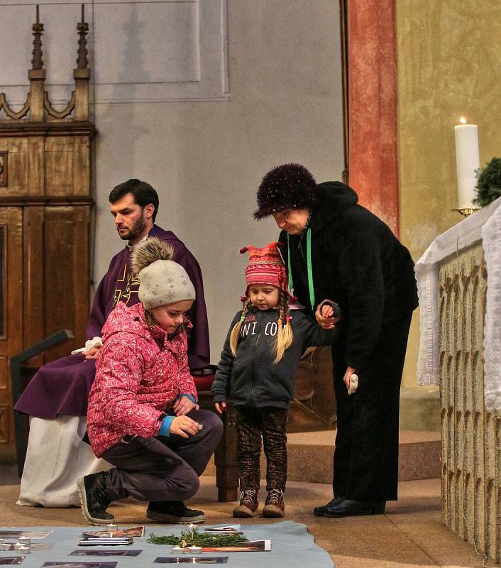 Druhou prosincovou neděli si lidé po celém světě připomínají památku  zemřelých dětí. Za svoje malé, ale i dospělé děti přišli zapálit svíčku jejich rodiče i sourozenci.