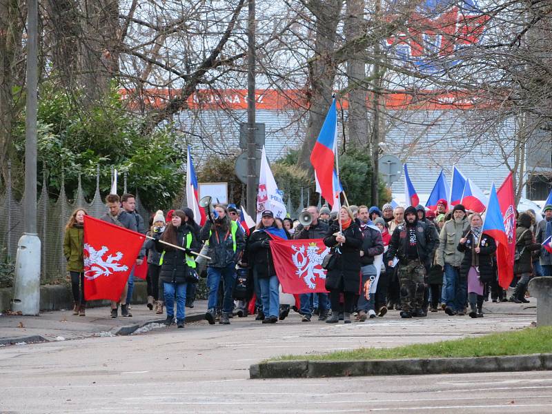 Demonstrace a pochodu za svobodu v Českých Budějovicích se zúčastnilo asi pět stovek lidí. Na průběh akce dohlížela policie.