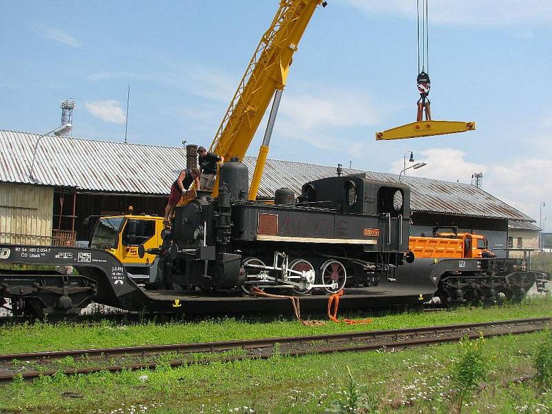 Historická lokomotiva, která stála před českobudějovickým nádražím, je pryč.