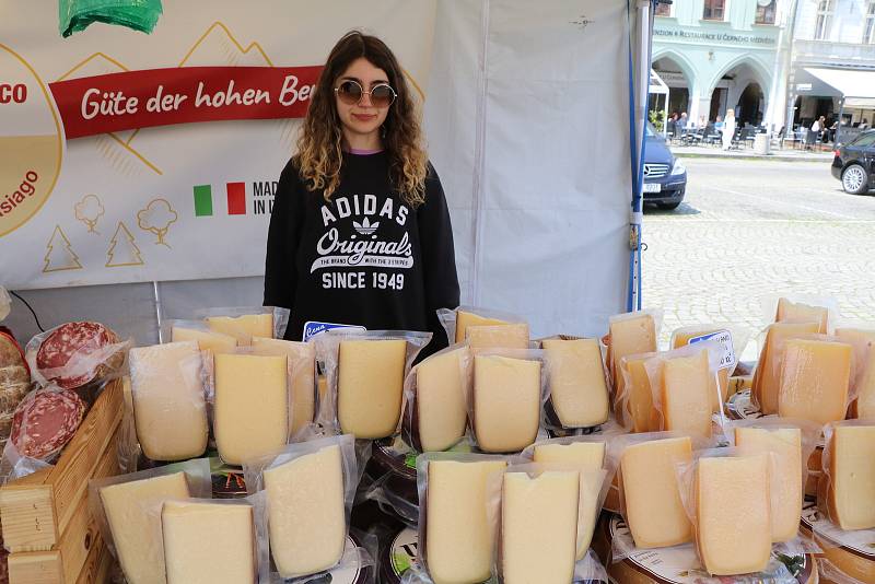 Voní to a chutná. Italové mají stánky na budějovickém náměstí.