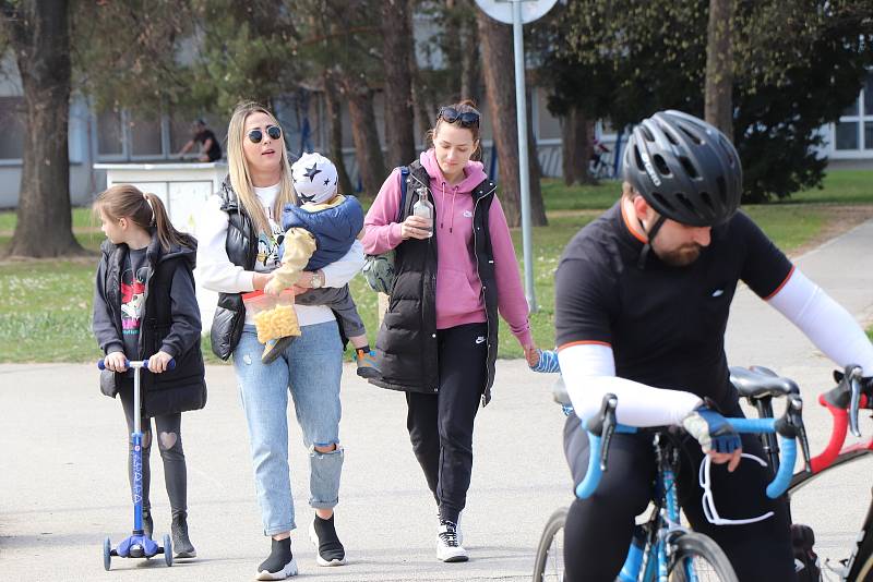 Jarní počasí v Českých Budějovicích vylákalo na procházky a jízdu na kole stovky lidí, kteří si užívali teplo a sluníčko.