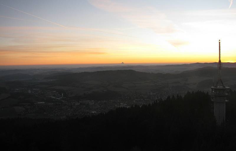 Do mrazivého rána se probudil jihozápadní cíp republiky. Na snímku Svatobor nad Sušicí.