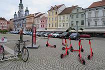 Elektrokoloběžky si lze půjčit už delší dobu i na území Českých Budějovic.