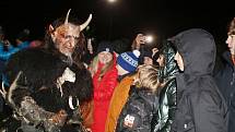 Krampuslauf v Nemanicích na hřišti.