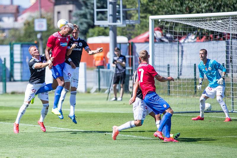 Pavel Novák ve vzdušném souboji s Beauguelem: Plzeň – Dynamo v přípravě 2:0.