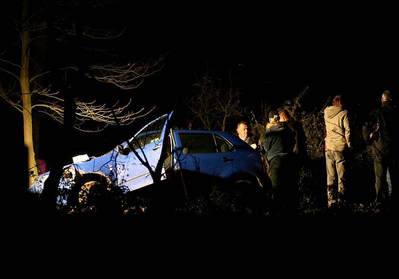 Policie v noci za přísných bezpečnostních podmínek ohledávala místo, kde byl na útěku zastřelen Pavel Tauchen.