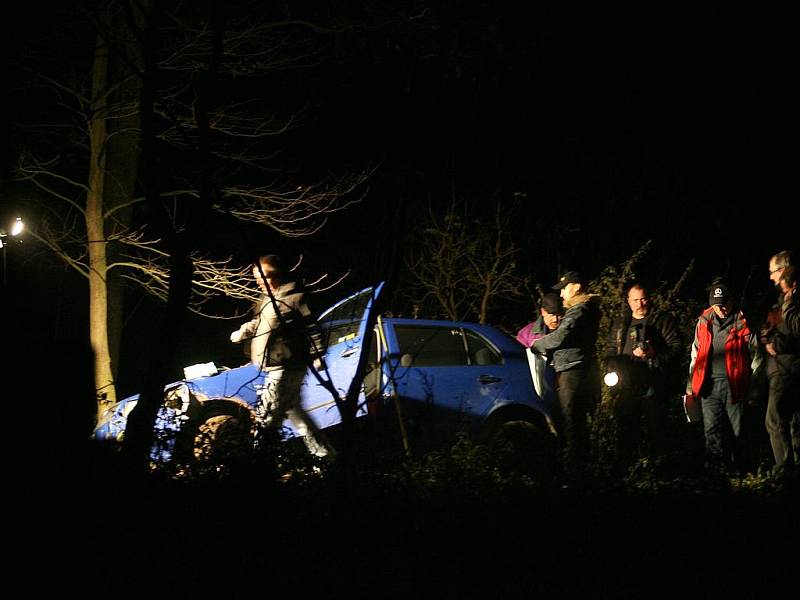 Policie v noci za přísných bezpečnostních podmínek ohledávala místo, kde byl na útěku zastřelen Pavel Tauchen.