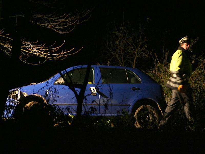 Policie v noci za přísných bezpečnostních podmínek ohledávala místo, kde byl na útěku zastřelen Pavel Tauchen.