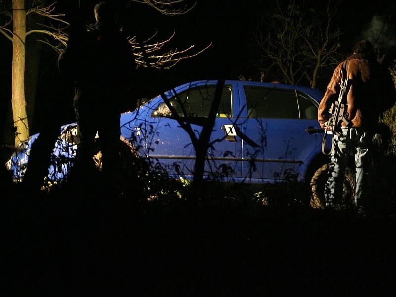 Policie v noci za přísných bezpečnostních podmínek ohledávala místo, kde byl na útěku zastřelen Pavel Tauchen.