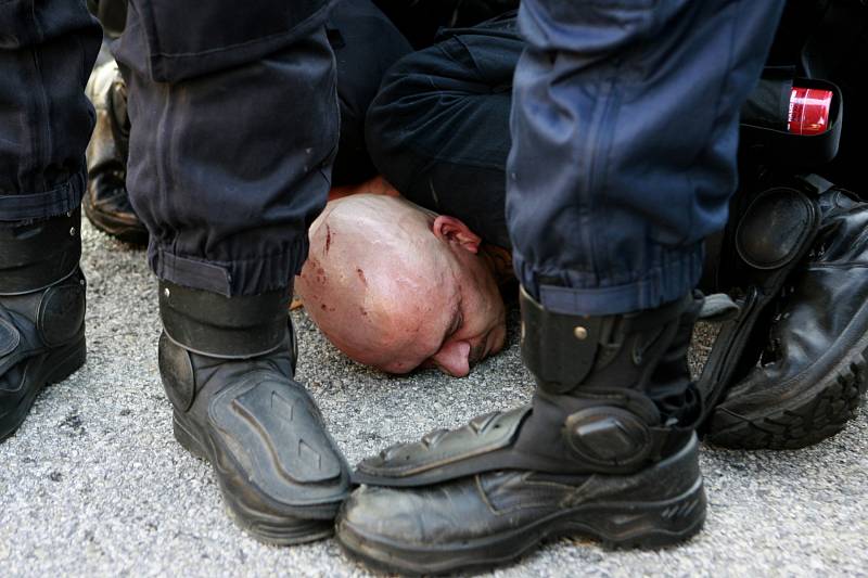 Při protiromském shromáždění na českobudějovickém sídlišti Máj zadrželi policisté 13. července dvě až tři desítky radikálů, kteří sídliště navzdory policejním výzvám odmítali opustit.