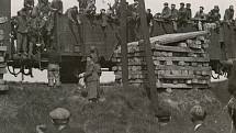 Lednový vlak smrti se nikdo neodvážil fotografovat. Na snímku je zachycen transport před budějovickým nádražím v květnu 1945. Tehdy byli strážní benevolentnější a umožnili  poskytnout vězňům potraviny.